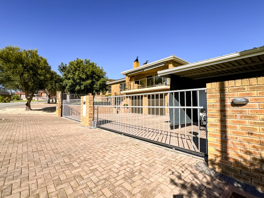 4 Bedroom Property for Sale in Middedorp Western Cape